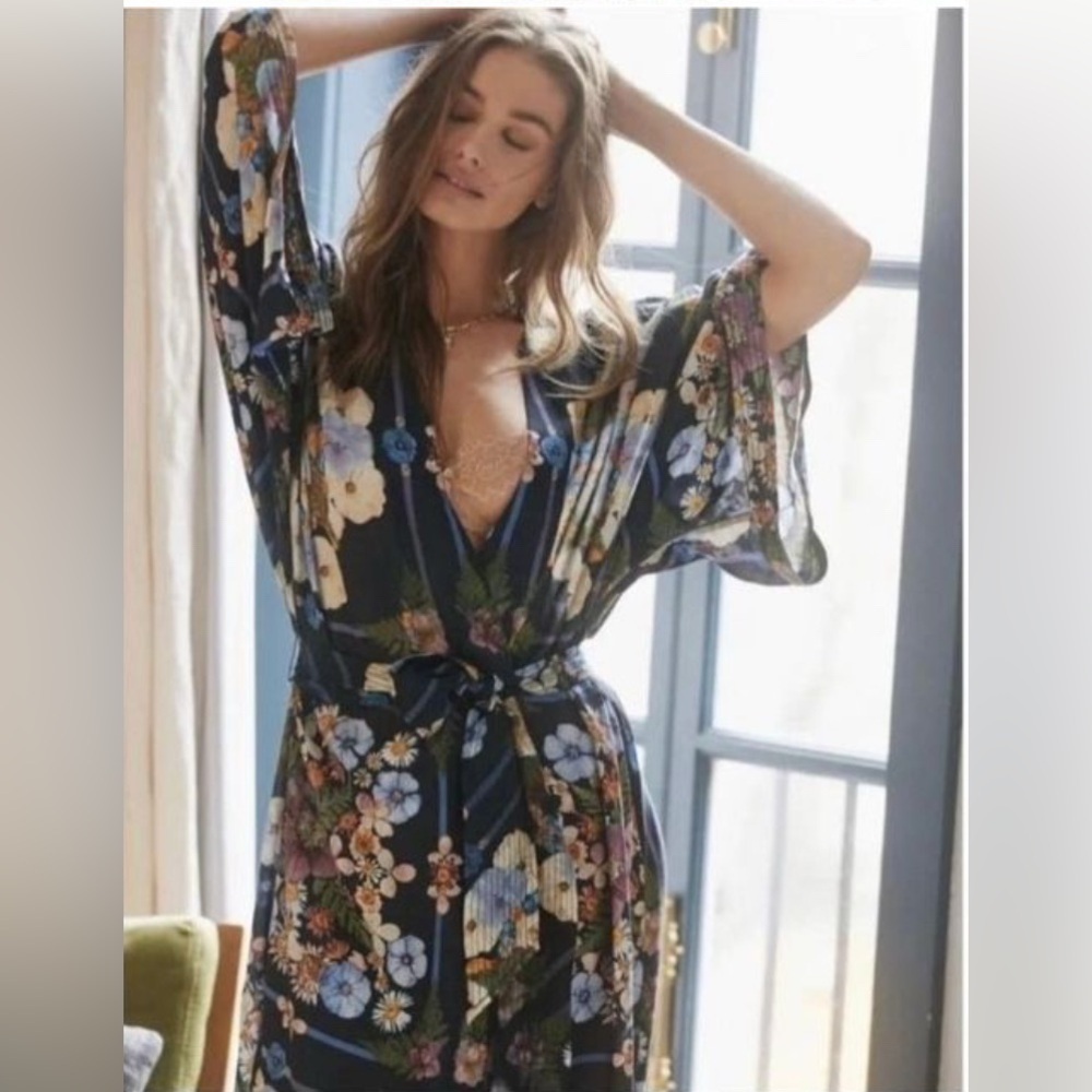 NWOT Anthropologie Moxy
Collective Kimono Robe